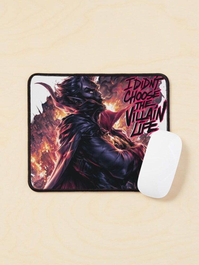 Peut inclure: Tapis de souris rectangulaire noir avec une illustration num&eacute;rique d'un personnage &agrave; la peau fonc&eacute;e avec des accents rouges et le texte "I DIDN'T CHOOSE THE VILLAIN LIFE." Une souris d'ordinateur blanche est &agrave; c&ocirc;t&eacute; du tapis de souris.