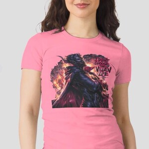 Peut inclure: T-shirt rose avec un motif d'une figure sombre sur fond de flammes et le texte "I DIDN'T CHOOSE THE VILLAIN LIFE". Le t-shirt est en mati&egrave;re souple et &agrave; manches courtes.