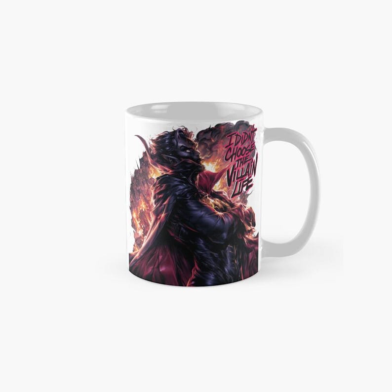 Peut inclure: Mug en c&eacute;ramique blanche avec une illustration d&eacute;taill&eacute;e d'un personnage en cape et masque sombres, sur fond de feu. Le texte "I DIDN'T CHOOSE THE VILLAIN LIFE" est affich&eacute; en rouge. Un mug classique.