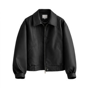 Puede incluir: Chaqueta de cuero negra con cuello, cremallera plateada y puños y dobladillo elásticos. La chaqueta tiene un diseño clásico con una estética minimalista, adecuada para varios conjuntos.