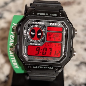 Deadpool-inspirerad röd mod Casio AE1200 | Världstidsklocka | Tecknad serie | Superhjälte |