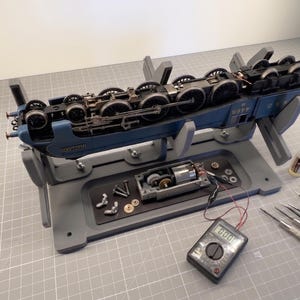 3D-gedruckte Lokomotiv-Wartungswiege mit magnetischer Teileablage, Werkzeug für Spurweite OO/HO