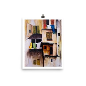 Puede incluir: Una pintura de un edificio con m&uacute;ltiples ventanas y balcones. El edificio est&aacute; pintado en tonos de marr&oacute;n, amarillo y blanco. Hay ropa colgada en una l&iacute;nea fuera de una de las ventanas.