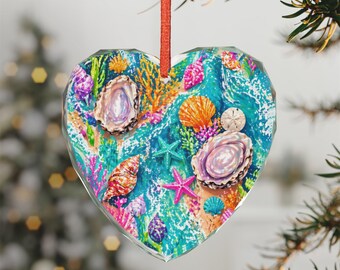 Ornamento in vetro di cristallo a forma di cuore con conchiglie e stelle marine, ispirato alla spiaggia e alla costa.