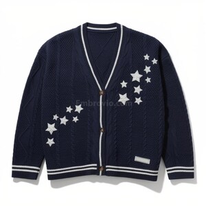 Könnte beinhalten: Eine marineblaue V-Ausschnitt-Strickjacke mit Zopfmuster und weißen Sternstickereien auf der Vorderseite. Das Kleidungsstück verfügt über eine Knopfleiste, weiß gestreifte Abschlüsse an Ausschnitt, Ärmelbündchen und Saum sowie ein kleines Etikett.