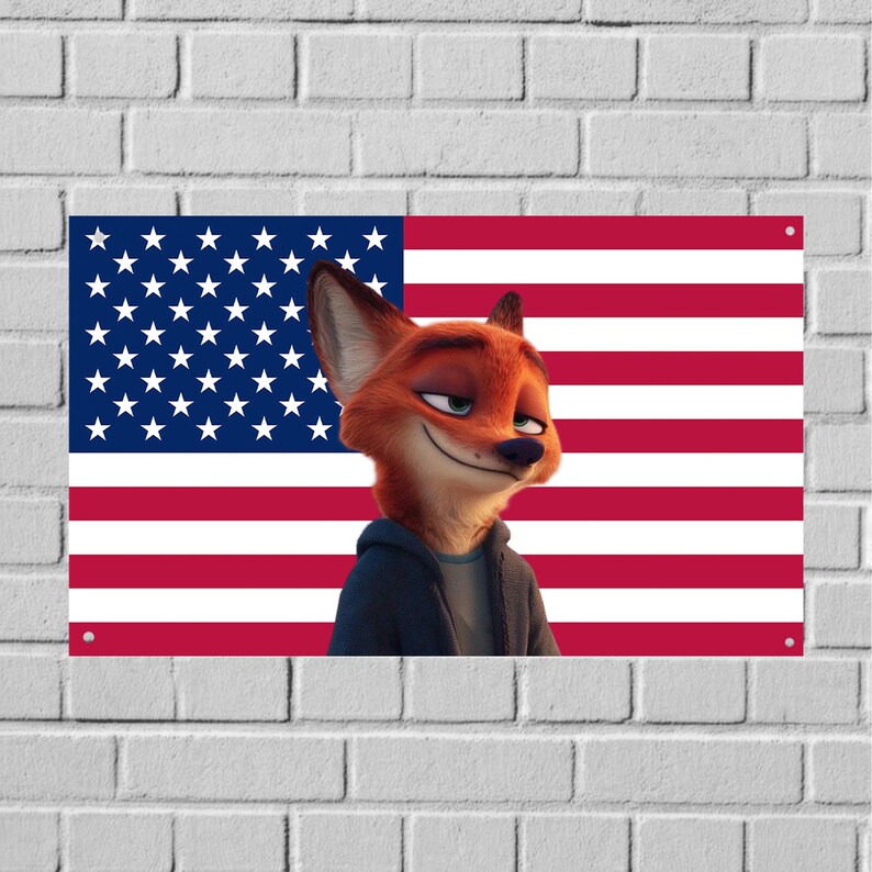 Op de afbeelding: Een rechthoekige wanddecoratie met een illustratie van een vos-personage voor een Amerikaanse vlag. De vlag heeft rode en witte strepen en een blauw veld met witte sterren. De vos is oranje en draagt een donkerblauwe jas.