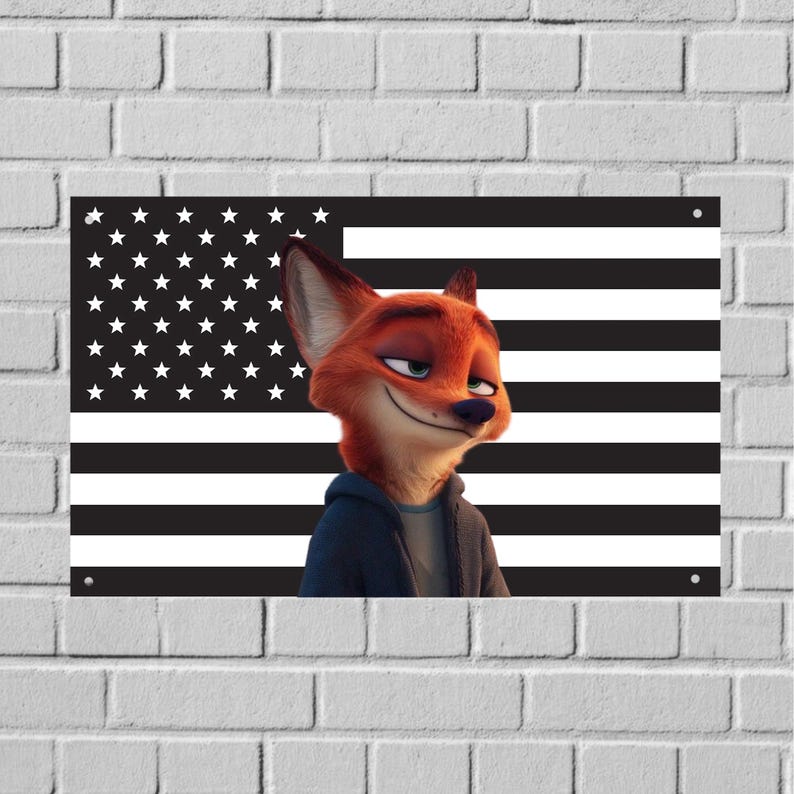 Op de afbeelding: Een rechthoekige wanddecoratie met een cartoon vos karakter met een sluwe uitdrukking. De achtergrond is een zwart-wit Amerikaanse vlag. De vos is oranje en draagt een blauwe hoodie.