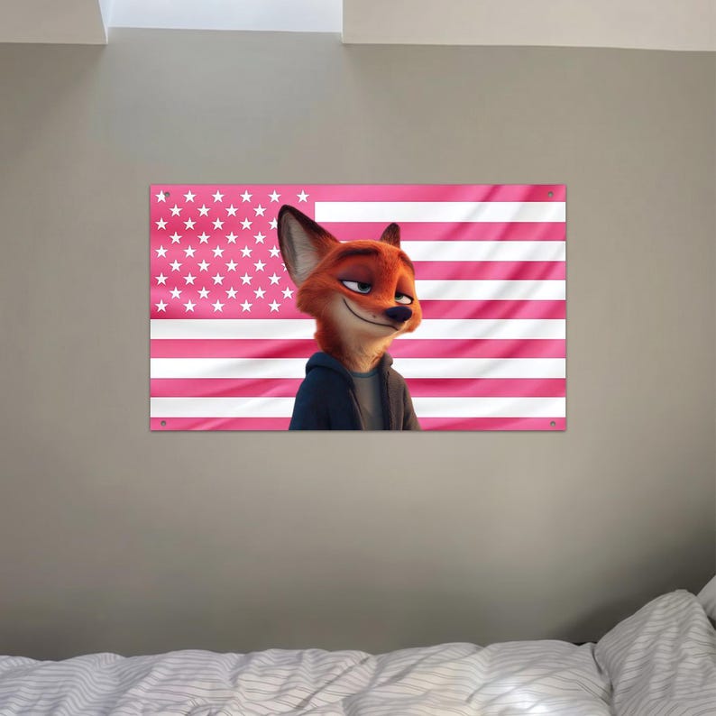 Op de afbeelding: Een rechthoekige wanddecoratie met een cartoon vos karakter voor een roze Amerikaanse vlag. De vos heeft oranje vacht en draagt een donkerblauwe hoodie. De vlag heeft roze strepen en witte sterren.