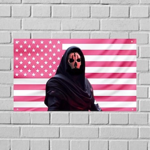 Könnte beinhalten: Eine rechteckige Wandflagge mit einem stilisierten amerikanischen Flaggendesign mit horizontalen Streifen und einem Sternenfeld in Rosa- und Weißtönen. Im Vordergrund ist eine Figur mit schwarzem Kapuzenumhang und einer blassen Totenkopfmaske.