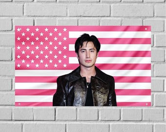 Tapiz de pared con la bandera de Hudson Williams de EE. UU., decoración para habitaciones de celebridades, arte de pared estético para dormitorios, decoración para dormitorios universitarios.