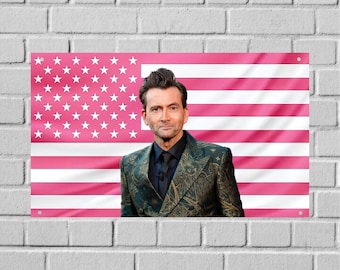 Tapiz de pared con la bandera de Estados Unidos y la imagen de David Tennant, decoración para la habitación del actor, arte de pared para dormitorio basado en una serie de televisión, decoración estética para dormitorios universitarios.
