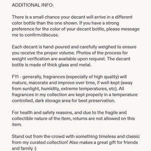 Pode incluir: Texto em fundo branco com "INFORMA&Ccedil;&Otilde;ES ADICIONAIS:" seguido de detalhes sobre um frasco de decanta&ccedil;&atilde;o, incluindo sua natureza artesanal, materiais e instru&ccedil;&otilde;es de cuidado. O texto tamb&eacute;m menciona que as devolu&ccedil;&otilde;es n&atilde;o s&atilde;o permitidas.