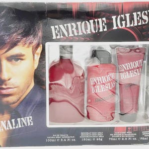 Op de afbeelding: Enrique Iglesias Adrenaline geschenkset. De set bevat eau de toilette (100 ml), deodorant bodyspray (100 ml), haar- en body wash (75 ml) en deodorant natural spray (75 ml).