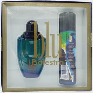 Può includere: Un cofanetto regalo con un flacone di profumo blu e uno spray deodorante abbinato. Il flacone ha un tappo blu scuro e la scritta "blu" in oro. Lo spray deodorante ha un'etichetta blu e verde.