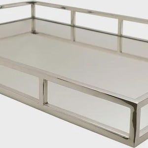 Rektangulär spegelbricka i silvermetall, 56,5 x 36 cm, design med hög kant