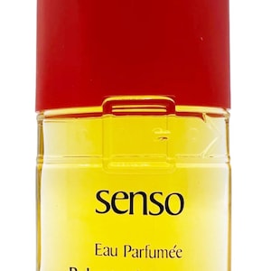 Puede incluir: Botella de perfume con tapa roja y líquido amarillo. La botella tiene la palabra "senso", con "Eau Parfumée" y "Roberta di Camerino" debajo.