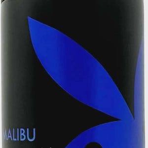 Può includere: Una bomboletta spray deodorante cilindrica nera con un grande logo a forma di testa di coniglio blu. Il testo riporta Malibu Playboy 24h Deodorant Body Spray 150 ml e 96 g. Il contenitore presenta un tappo nero solido e una finitura opaca.