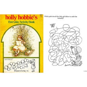 Puede incluir: Un libro de actividades vintage "Holly Hobbie's Everyday Activity Book" con una cubierta amarilla. La portada presenta una ilustraci&oacute;n de una ni&ntilde;a leyendo bajo un &aacute;rbol. El libro tambi&eacute;n incluye una actividad de laberinto con una ni&ntilde;a tratando de atrapar una mariposa.