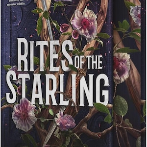 Op de afbeelding: Boekomslag van "Rites of the Starling" door Devney Perry. De achtergrond is donkerblauw met witte tekst. Bloemen- en takillustraties met een zwaard zijn over elkaar gelegd. Het boek is een New York Times-bestseller.