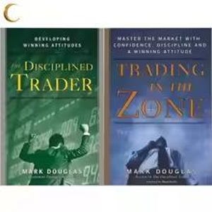 Può includere: Due libri di Mark Douglas intitolati The Disciplined Trader e Trading in the Zone. Il primo libro ha una copertina verde con una persona che alza le braccia davanti a un tabellone di borsa. Il secondo libro ha una copertina blu con una persona in abito.