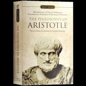 Può includere: Un libro tascabile intitolato The Philosophy of Aristotle, pubblicato da Signet Classics. La copertina presenta un busto di Aristotele in toni seppia, con il testo che elenca Metaphysics, Logic, Physics, Psychology, Ethics, Politics e Poetics.