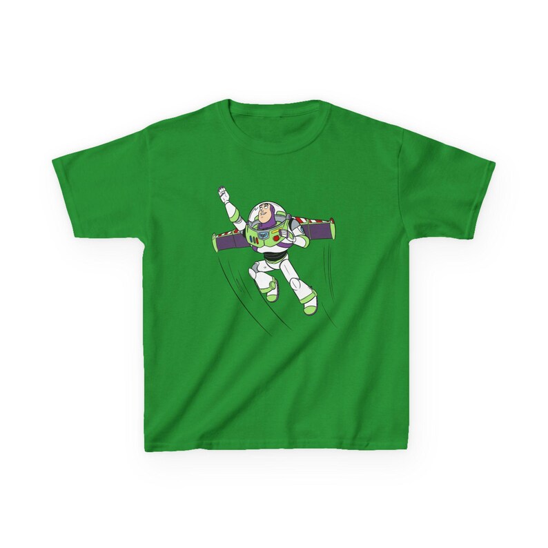 Puede incluir: Una camiseta verde con una ilustraci&oacute;n de dibujos animados de Buzz Lightyear en una pose de vuelo. El personaje lleva un traje espacial blanco y verde con alas moradas. El dise&ntilde;o est&aacute; sobre un fondo verde liso.