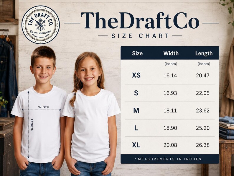 Puede incluir: Una tabla de tallas de camisetas blancas con medidas en pulgadas. La tabla incluye tallas XS a XL, con las medidas de ancho y largo correspondientes. Dos ni&ntilde;os modelan las camisetas. La marca "The Draft Co" se muestra en la parte superior.