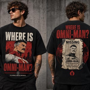 Könnte beinhalten: Schwarzes T-Shirt mit einer Grafik von Omni-Man und dem Text "WHERE IS OMNI-MAN?" auf der Vorder- und Rückseite. Die Vorderseite enthält den Text "THE WORLD NEEDS ANSWERS." Die Rückseite zeigt ein "MISSING"-Poster.