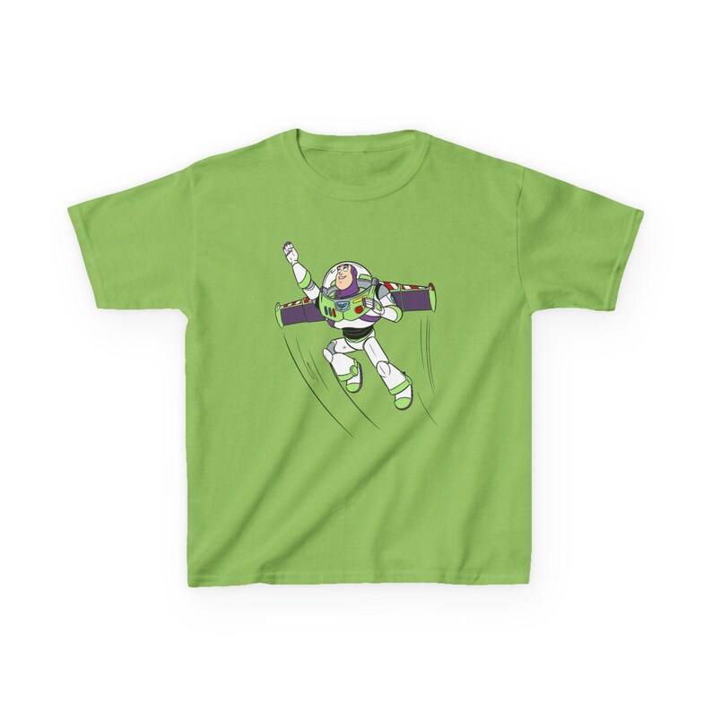 Puede incluir: Una camiseta verde lima con una ilustraci&oacute;n de dibujos animados de Buzz Lightyear volando. El personaje lleva un traje espacial blanco y verde con una mochila propulsora morada. El dise&ntilde;o es una representaci&oacute;n vibrante y juguetona del personaje animado.