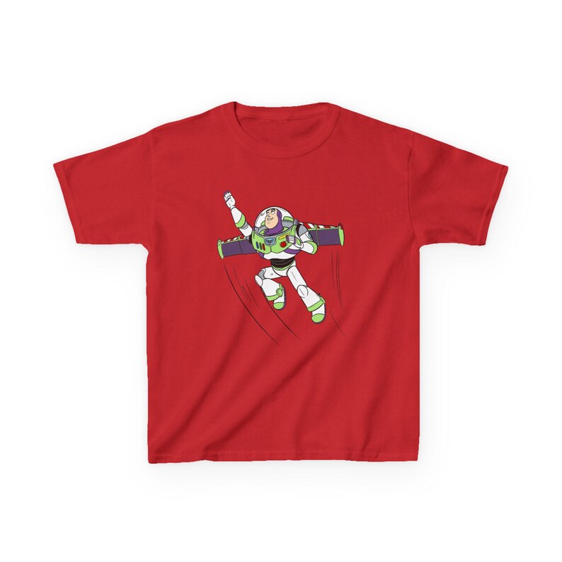 Puede incluir: Camiseta roja con una ilustraci&oacute;n de dibujos animados de Buzz Lightyear en pleno vuelo. El personaje lleva su ic&oacute;nico traje espacial blanco, verde y morado, con un brazo levantado. La camiseta est&aacute; hecha de un material suave.