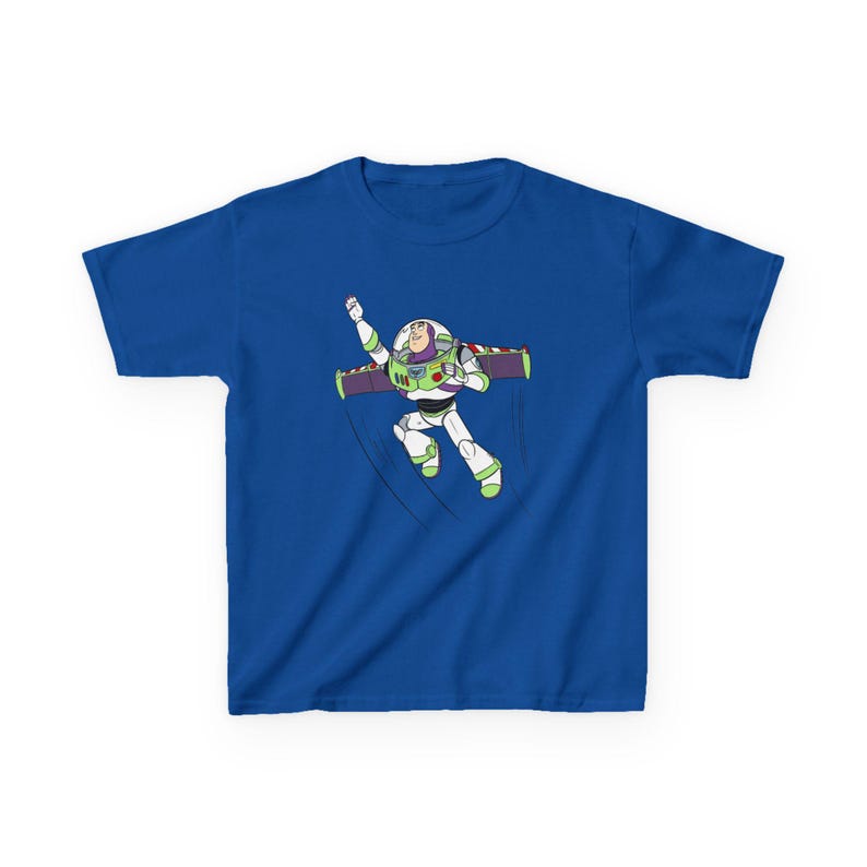 Puede incluir: Una camiseta azul real con un gr&aacute;fico de Buzz Lightyear en pose de vuelo. El personaje de dibujos animados lleva un traje espacial blanco y verde con alas moradas. El dise&ntilde;o est&aacute; centrado en la camiseta.