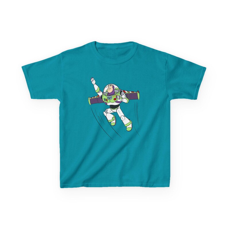 Puede incluir: Camiseta de color turquesa con un gr&aacute;fico de Buzz Lightyear en pose de vuelo. El personaje de dibujos animados lleva un traje espacial blanco y verde con una mochila propulsora morada. L&iacute;neas negras curvas indican movimiento.