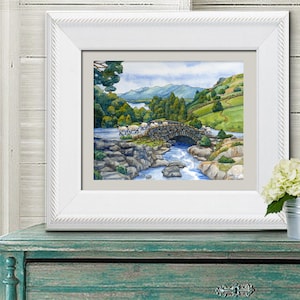 Pode incluir: Uma pintura em aquarela de uma ponte de pedra sobre um rio com ovelhas cruzando. A ponte &eacute; cercada por &aacute;rvores verdes e colinas no fundo. O c&eacute;u &eacute; azul com nuvens brancas.