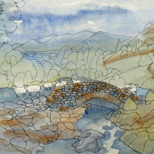 Pode incluir: Uma pintura em aquarela de uma ponte de pedra sobre um riacho com um leito rochoso. A ponte &eacute; arqueada e tem uma apar&ecirc;ncia r&uacute;stica. H&aacute; ovelhas cruzando a ponte e uma encosta verdejante no fundo.