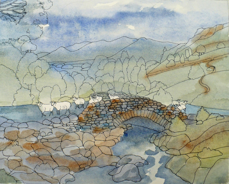 Pode incluir: Uma pintura em aquarela de uma ponte de pedra sobre um riacho com um leito rochoso. A ponte &eacute; arqueada e tem uma apar&ecirc;ncia r&uacute;stica. H&aacute; ovelhas cruzando a ponte e uma encosta verdejante no fundo.