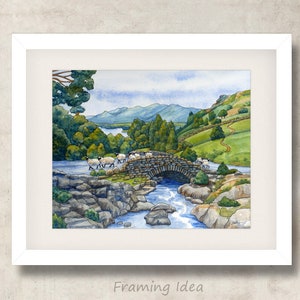 Pode incluir: Uma pintura em aquarela de uma ponte de pedra sobre um riacho em uma paisagem rural. A ponte &eacute; arqueada e tem uma parede de pedra de cada lado. H&aacute; ovelhas caminhando pela ponte. O fundo mostra um lago e montanhas &agrave; dist&acirc;ncia.