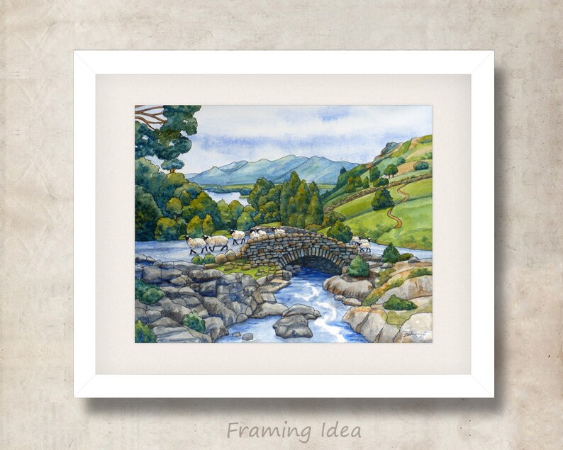 Pode incluir: Uma pintura em aquarela de uma ponte de pedra sobre um riacho em uma paisagem rural. A ponte &eacute; arqueada e tem uma parede de pedra de cada lado. H&aacute; ovelhas caminhando pela ponte. O fundo mostra um lago e montanhas &agrave; dist&acirc;ncia.
