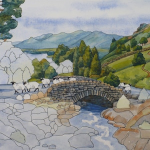 Pode incluir: Uma pintura em aquarela de uma ponte de pedra sobre um riacho com um rebanho de ovelhas brancas cruzando-o. A ponte &eacute; cercada por colinas verdes e &aacute;rvores, com um lago ao fundo.