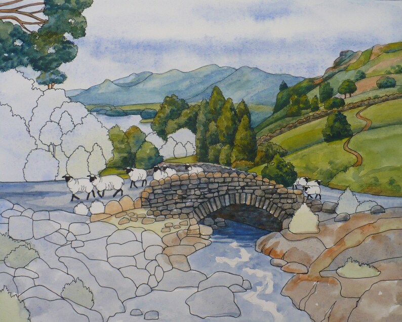 Pode incluir: Uma pintura em aquarela de uma ponte de pedra sobre um riacho com um rebanho de ovelhas brancas cruzando-o. A ponte &eacute; cercada por colinas verdes e &aacute;rvores, com um lago ao fundo.