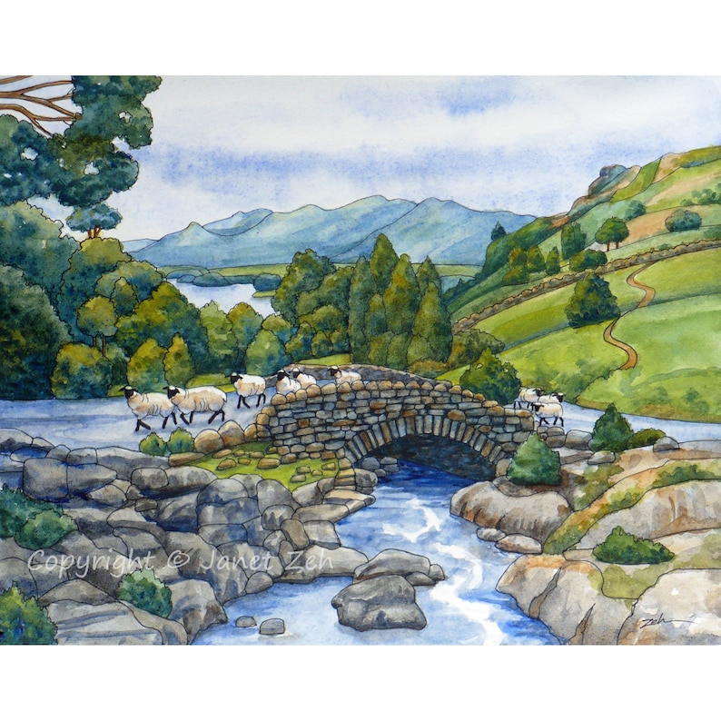 Pode incluir: Uma pintura em aquarela de uma ponte de pedra sobre um riacho que flui em uma paisagem rural. Um rebanho de ovelhas atravessa a ponte. A cena se passa com um fundo de colinas onduladas e um lago distante.