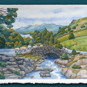 Pode incluir: Uma pintura em aquarela de uma ponte de pedra sobre um rio que corre em uma paisagem rural. A ponte &eacute; arqueada e tem uma parede de pedra de cada lado. H&aacute; ovelhas caminhando pela ponte. O fundo apresenta colinas onduladas e um lago.