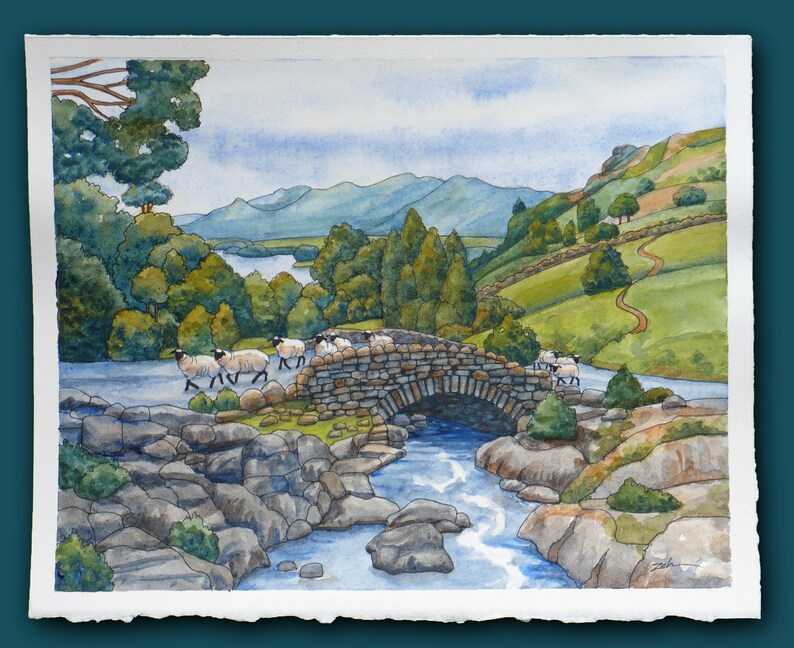Pode incluir: Uma pintura em aquarela de uma ponte de pedra sobre um rio que corre em uma paisagem rural. A ponte &eacute; arqueada e tem uma parede de pedra de cada lado. H&aacute; ovelhas caminhando pela ponte. O fundo apresenta colinas onduladas e um lago.