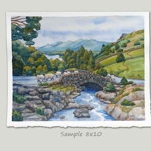 Pode incluir: Uma pintura em aquarela de uma ponte de pedra sobre um rio com um rebanho de ovelhas cruzando a ponte. A ponte &eacute; cercada por colinas verdes e &aacute;rvores. O c&eacute;u &eacute; azul com nuvens brancas.