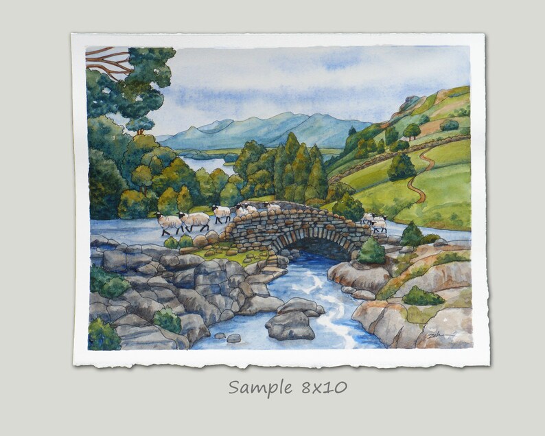 Pode incluir: Uma pintura em aquarela de uma ponte de pedra sobre um rio com um rebanho de ovelhas cruzando a ponte. A ponte &eacute; cercada por colinas verdes e &aacute;rvores. O c&eacute;u &eacute; azul com nuvens brancas.