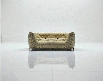 Divano Ligne Roset Togo di Michel Ducaroy / Divano a 2 posti in vera pelle beige / Lounge di medie dimensioni in stile Mid-Century Modern / Vintage MCM 2007