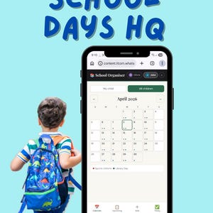 Może przedstawiać: Smartfon wyświetla aplikację organizatora szkolnego z kalendarzem na kwiecień 2026 roku. Aplikacja pokazuje kalendarz z zaznaczonymi datami. Dziecko z plecakiem w dinozaury odchodzi od aparatu. U góry widnieje napis "SCHOOL DAYS HQ".