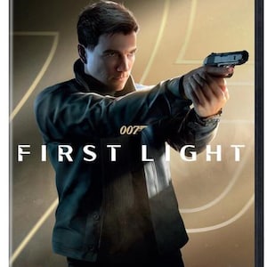 Könnte beinhalten: PC-Spielhülle für "First Light" mit einem Mann in einer schwarzen Jacke, der eine Waffe anvisiert. Der Spieletitel steht in großen weißen Buchstaben. Die Hülle enthält das "007"-Logo und eine PEGI 16-Einstufung.