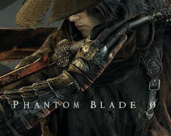Puede incluir: Un personaje con un sombrero de paja de ala ancha, ropa oscura superpuesta y guanteletes de metal ornamentados, sosteniendo una espada con una empuñadura detallada. El texto PHANTOM BLADE 0 aparece en el centro de la composición.
