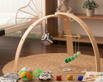 Gimnasio móvil de madera Montessori para bebés con juego de juguetes visuales.