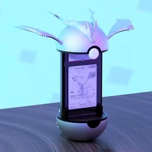 K&ouml;nnte beinhalten: Ein futuristischer, silberfarbener Display-St&auml;nder mit einer Karte im Inneren. Der St&auml;nder hat einen abgerundeten Sockel und eine gew&ouml;lbte Oberseite mit fl&uuml;gelartigen Erweiterungen. Die Karte zeigt eine stilisierte Illustration und Text. Der Hintergrund ist hellblau.
